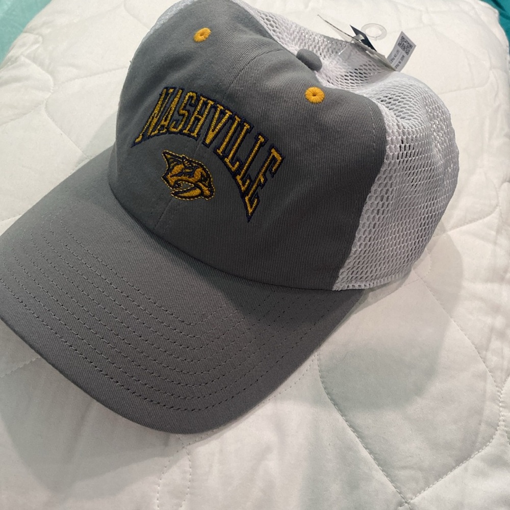 🏒🆕NHL Nashville Predators Adidas Snapback Mesh Trucker hat white/gray